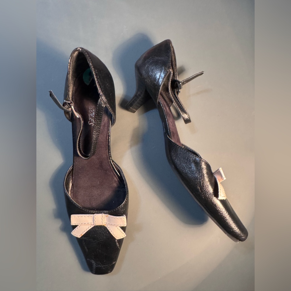 Aerosoles Elegant Black Little Heels with Cream Bow, Size 8 - Picture 3 of 16